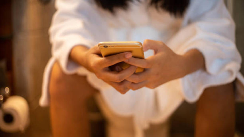 bahaya_main_HP_di_toilet