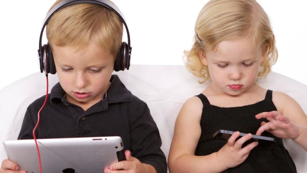 Usia_Ideal_Anak_Main_HP