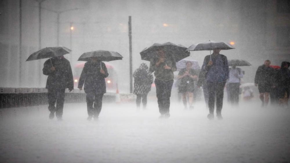 Cara Melindungi HP Saat Hujan