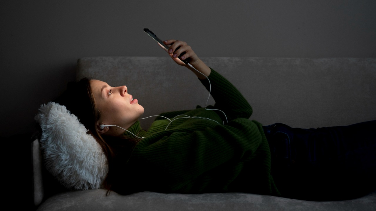 Ketahui Dampak Membaca di Ruang Gelap Bagi Kesehatan Mata