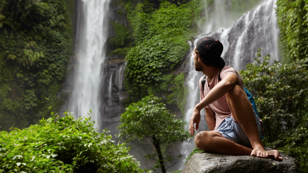 10 Rekomendasi Destinasi Wisata Air Terjun Terbaik di Indonesia