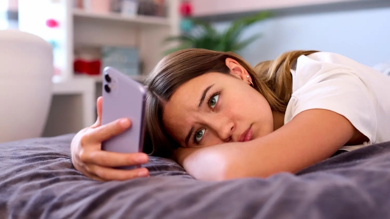 5 Bahaya Main Medsos Sebelum Tidur yang Perlu Diwaspadai