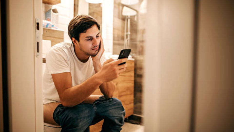 Hati-hati! Ini Bahaya Main HP di Toilet yang Harus Kamu Tahu