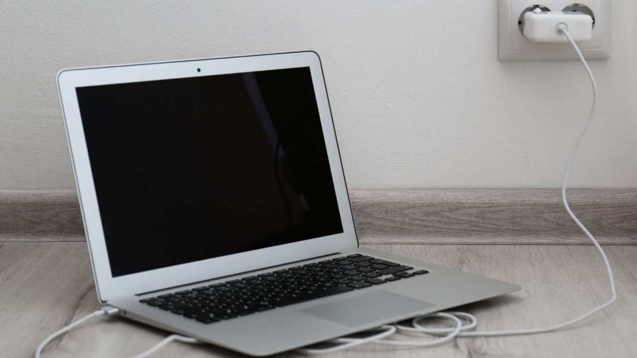 6 Cara Cas Laptop yang Benar Agar Umur Baterai Lebih Awet