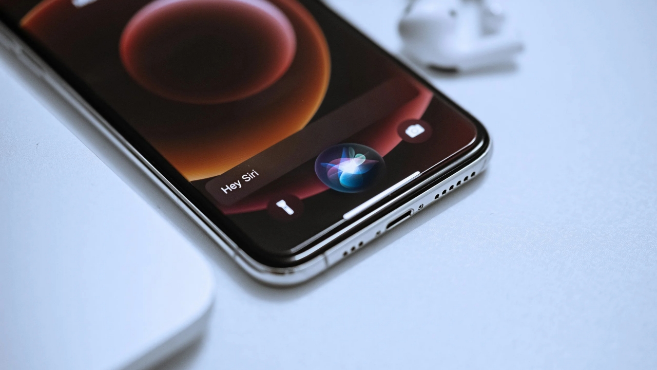 Cara Menggunakan Siri di iPhone Agar Pekerjaan Jadi Efisien