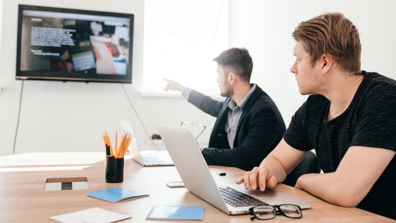 5 Cara Menghubungkan Laptop ke TV untuk Tonton Konten Favorit