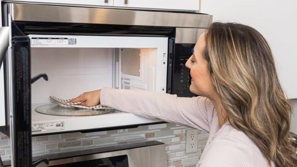 Sejumlah Cara Membersihkan Microwave dari Kotoran dan Noda