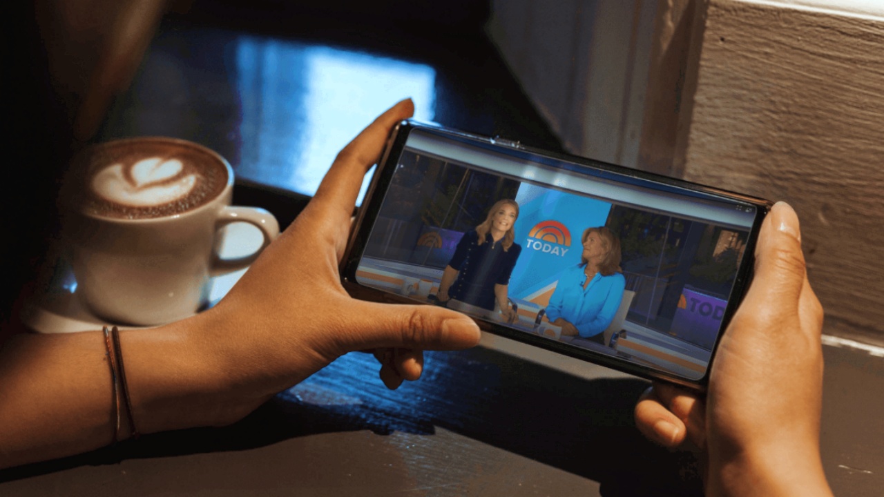 Ikuti 5 Cara Nonton TV di HP dengan Mudah & Tanpa Ribet! 