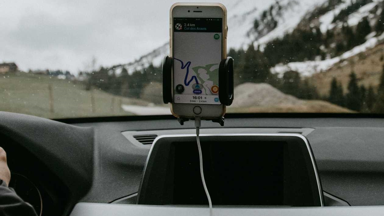 5 Hal yang Perlu Diperhatikan ketika Charger di Mobil