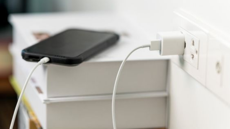 Ketahui Bahaya Meninggalkan Charger yang Tercolok Listrik