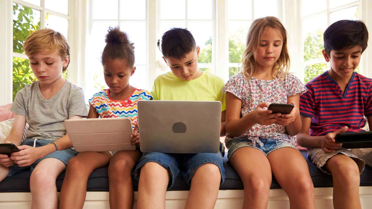 Bawa Manfaat Baik & Buruk, Ini 9 Dampak Media Sosial Bagi Anak-Anak
