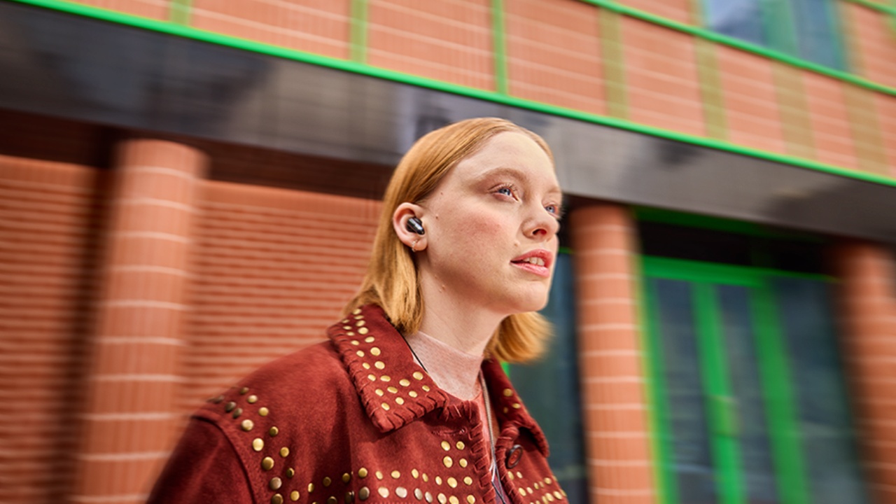 Ketahui Fitur JBL Live Flex 3, TWS Unik Punya Layar Sentuh di Casingnya