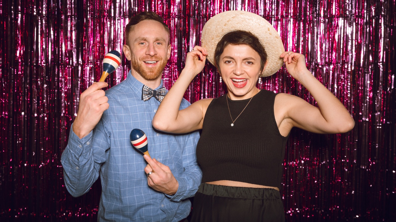 9 Ide Pose & Gaya Photobox Bareng Pacar, Dijamin Lucu & Romantis!