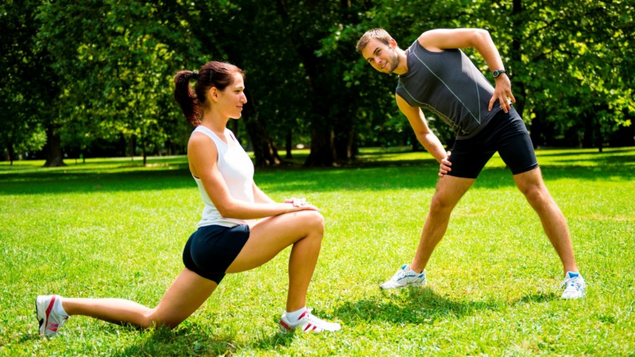 7 Gerakan Pendinginan Setelah Lari yang Harus Selalu Dilakukan 
