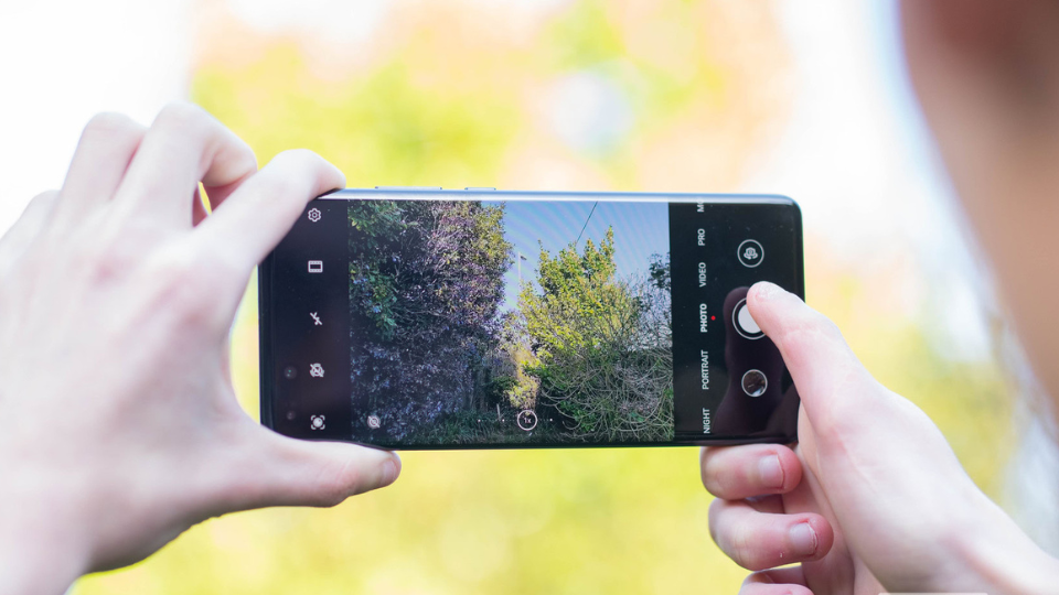 5 HP dengan Triple Kamera Terbaik Buat Bikin Foto Makin Keren