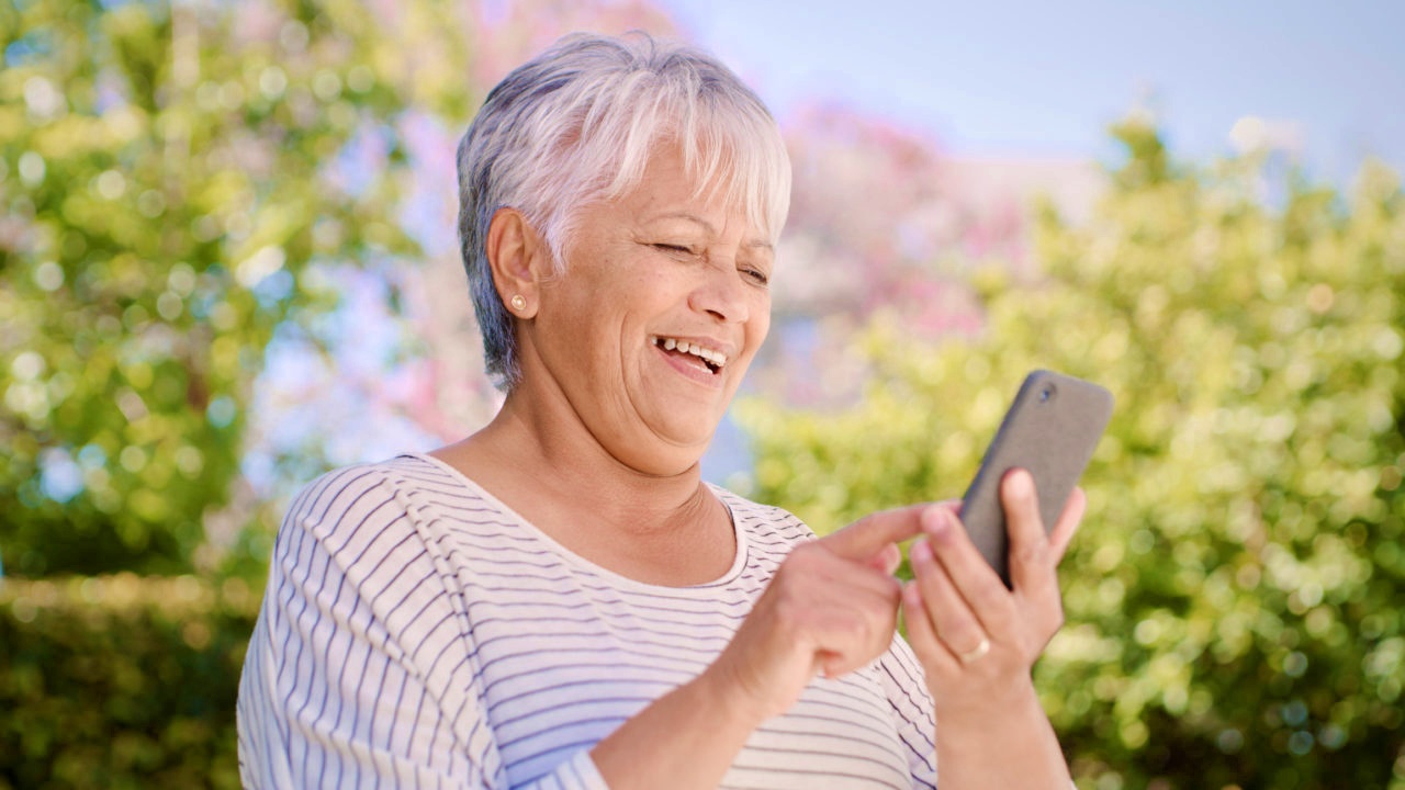 5 Rekomendasi HP untuk Orang Tua, Punya Layar Besar & Fitur Lengkap