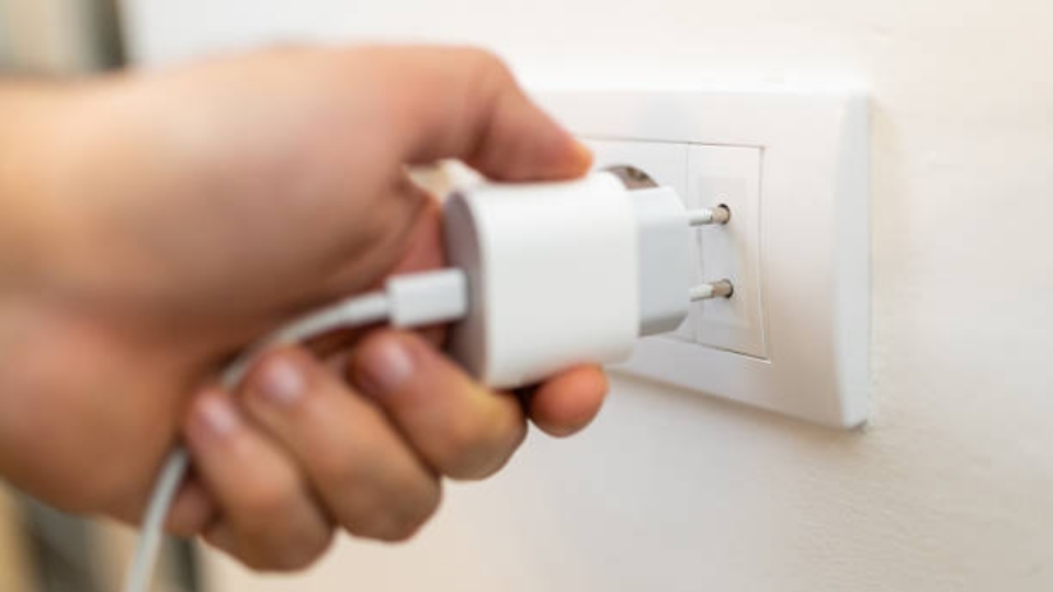 Dampak Kebiasaan Kepala Charger Tidak Dicabut dari Stopkontak