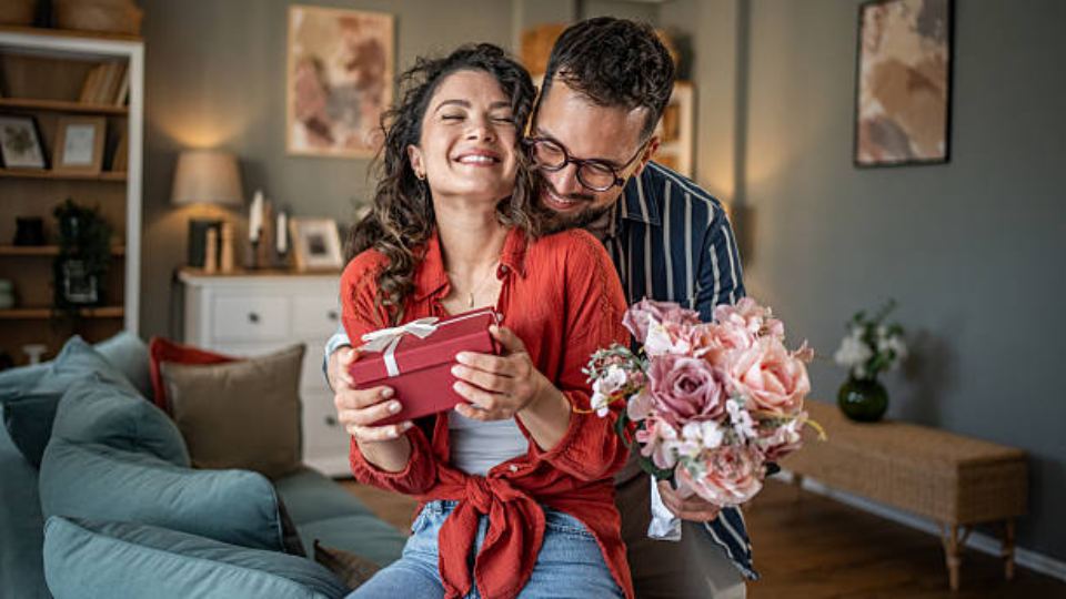 5 Ide Kado Anniversary untuk Pasangan, Biar Makin Cinta