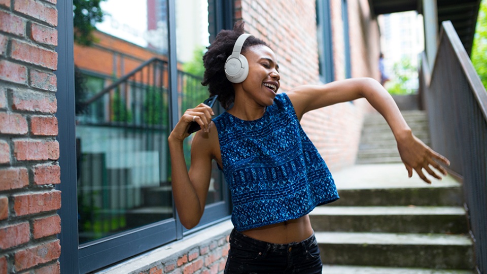 Sejumlah Fitur JBL Tune 770 NC yang Punya Daya Baterai 70 Jam