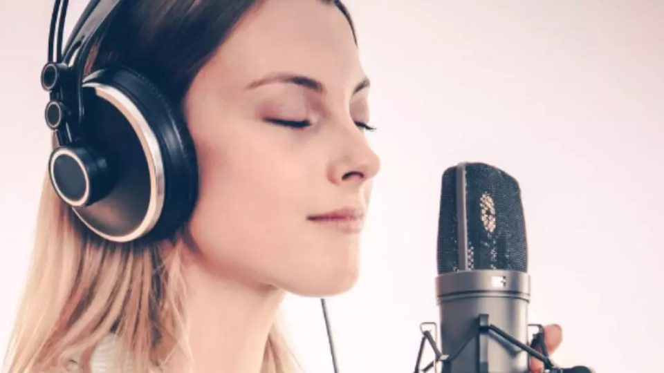 Simak Prospek dan Peluang Karir Voice Over Talent, Tertarik?