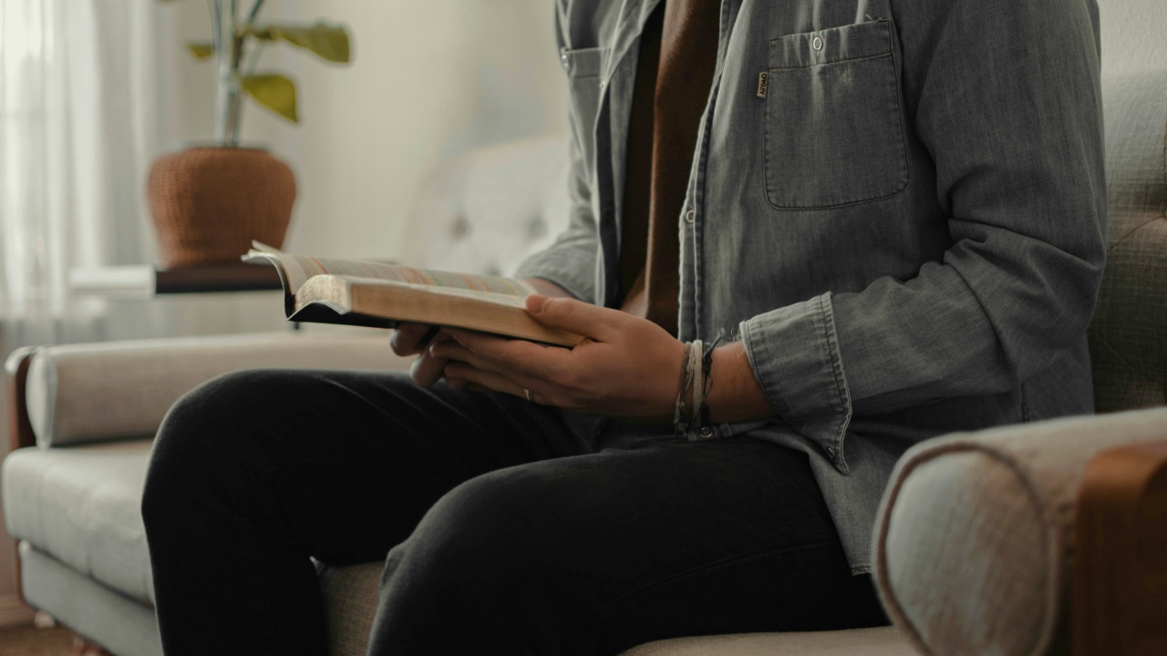 Ingin Bangun Kebiasaan Membaca Buku? Ini Sejumlah Manfaat Baiknya!