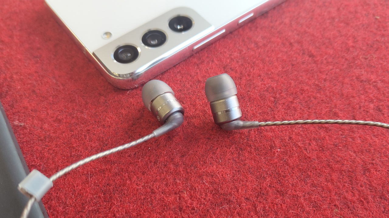 Sejumlah Kelebihan Earphone Kabel Dibanding TWS, Lebih Praktis!