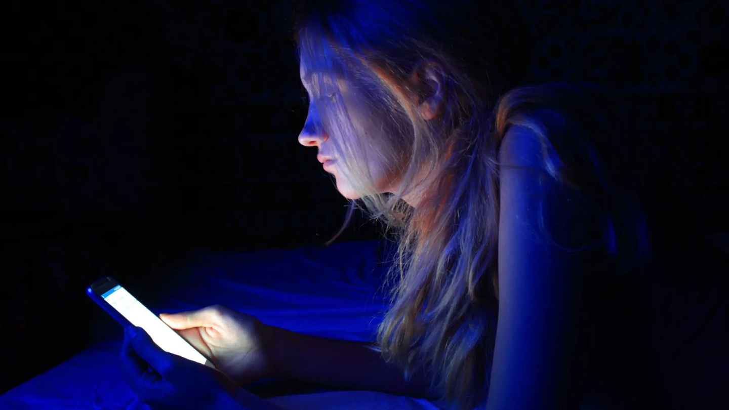 Simak Tips Mencegah Kerusakan Mata Akibat Main HP Terlalu Lama