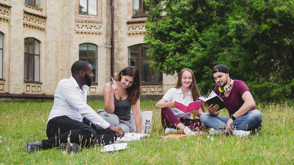 Tips Kuliah Sambil Kerja yang Permudah Atur Waktu Secara Efektif