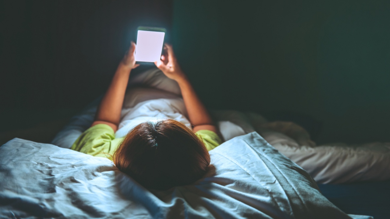 5 Dampak Buruk Main HP Sebelum Tidur, Buat Kualitas Tidur Menurun! 
