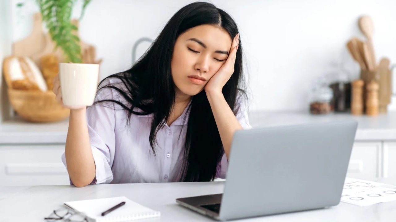 7 Makanan Penghilang Kantuk Selain Kopi, Harus Stok di Tempat Kerja!