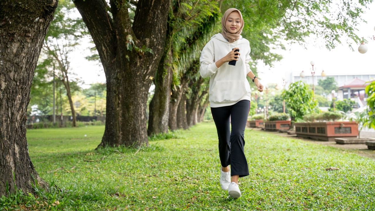 7 Tips Olahraga Selama Puasa yang Aman Agar Tidak Mudah Lelah