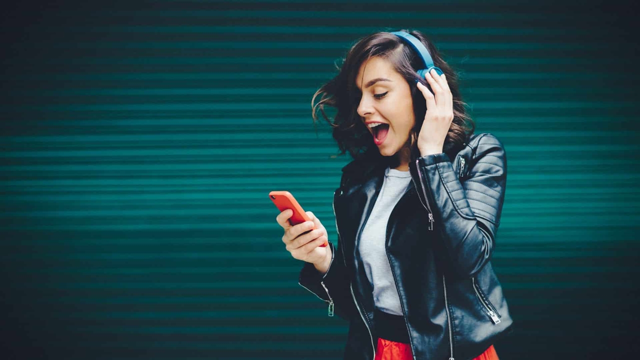 Sedang Tren Outfit Skena, Ini 5 Gadget yang Sering Dipakai