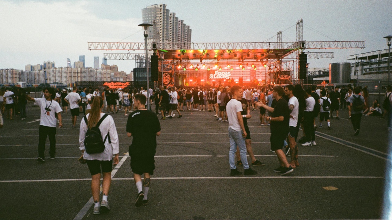 7 Ide Outfit Nonton Festival Musik yang Nyaman Tapi Tetap Stylish