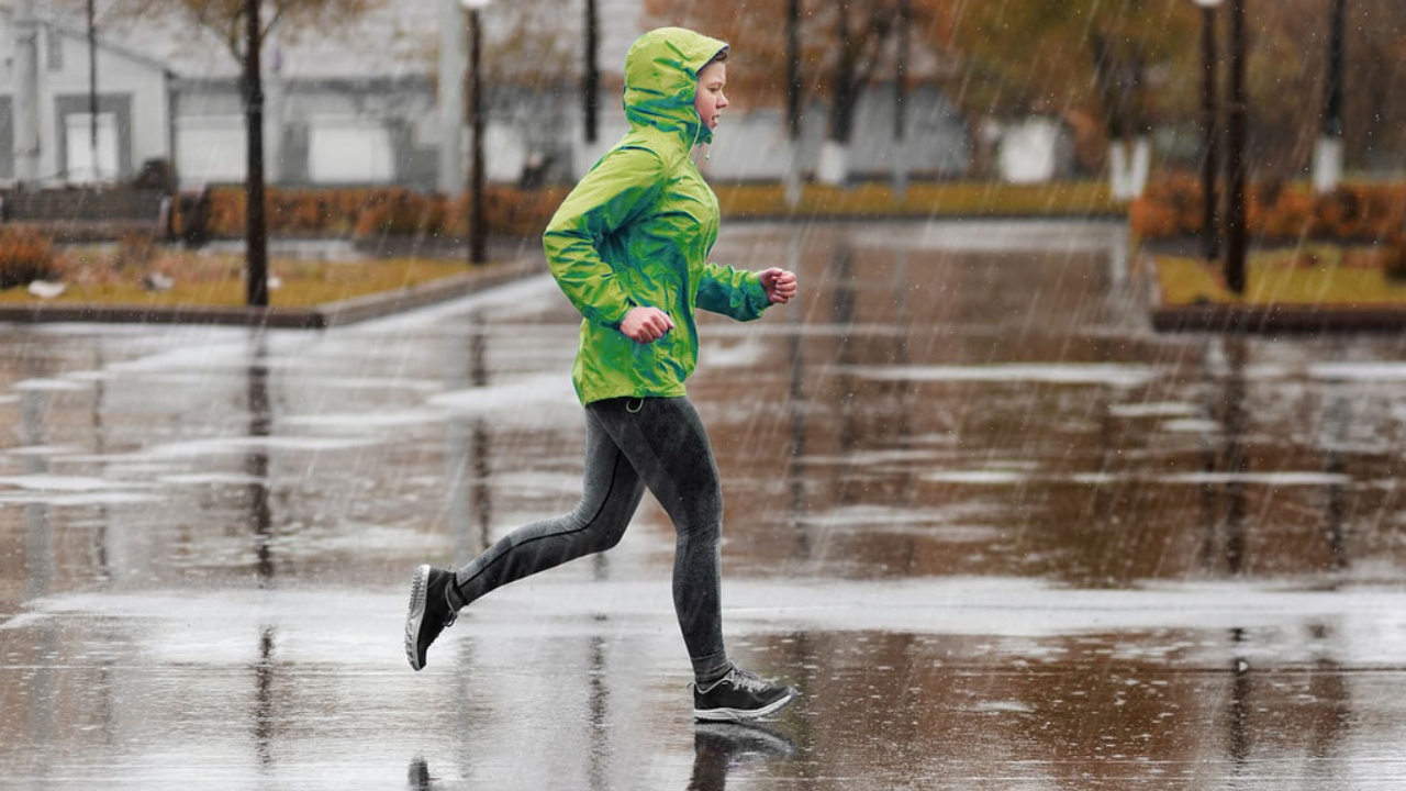 7 Pilihan Olahraga saat Hujan Supaya Daya Tahan Tubuh Meningkat!