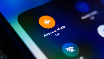 Sejumlah Alasan Penting Mengaktifkan Airplane Mode di Pesawat