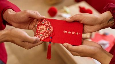 Mengenal Tradisi Angpao Imlek, Ini Makna & Tata Caranya! 