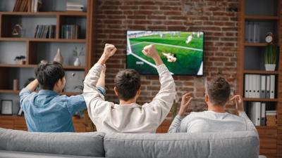 5 Tips Nonton Bola di Rumah Biar Tetap Seru dan Meriah
