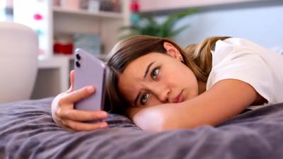 5 Bahaya Main Medsos Sebelum Tidur yang Perlu Diwaspadai