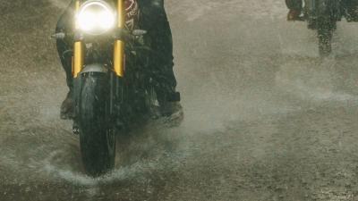 7 Tips Berkendara Aman Saat Hujan, Wajib Kurangi Kecepatan!