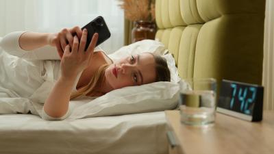 Hentikan Kebiasaan Buka HP Saat Bangun Tidur, Ketahui Bahayanya!