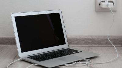 6 Cara Cas Laptop yang Benar Agar Umur Baterai Lebih Awet