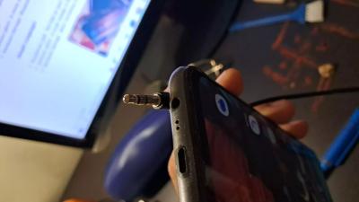 Sejumlah Cara Membersihkan Lubang Headset di HP yang Kotor