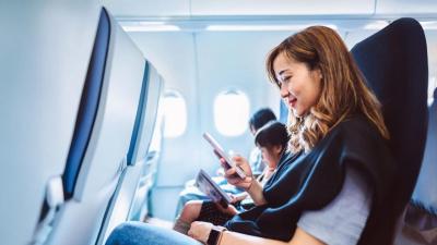 6 Cara Menghemat Baterai Saat Traveling Agar Awet Dipakai Berlibur!