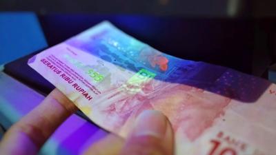 Ikuti Cara Ini untuk Cek Uang Palsu dengan Mudah & Cepat! 