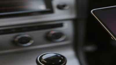 Tips Memilih Charger Mobil Berkualitas untuk Mudik Lebaran