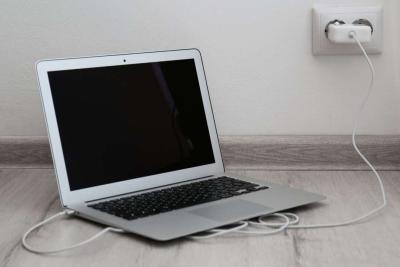 Awas Meledak! Ketahui Sejumlah Bahaya Charger Laptop Semalaman