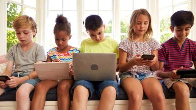 Bawa Manfaat Baik & Buruk, Ini 9 Dampak Media Sosial Bagi Anak-Anak