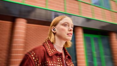 Ketahui Fitur JBL Live Flex 3, TWS Unik Punya Layar Sentuh di Casingnya