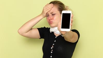 Layar iPhone Bergaris? Ini Sejumlah Penyebab Utamanya