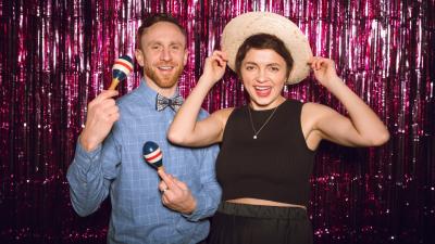 9 Ide Pose & Gaya Photobox Bareng Pacar, Dijamin Lucu & Romantis!